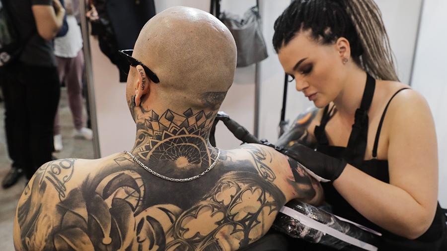 Ученые рассказали о негативном влиянии татуировок на потоотделение
