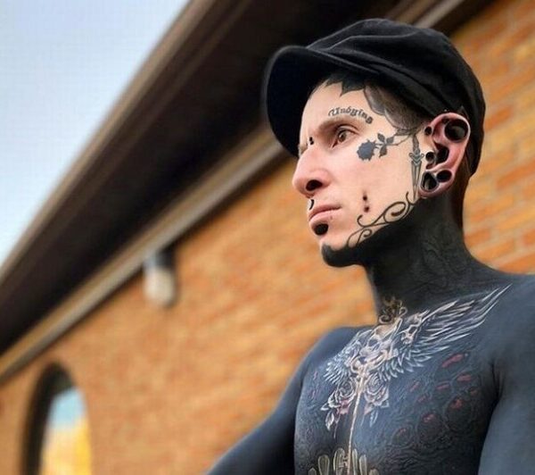 Экстремальный фанат татуировок рассказал о том, сколько стоила его трансформация