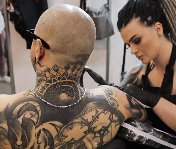 Ученые рассказали о негативном влиянии татуировок на потоотделение